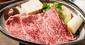 遠州夢咲牛のすき焼き　長葱　白滝　焼き豆富　サラダ春菊　玉葱　椎茸