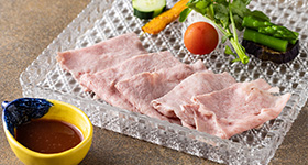 WAGYU DIAMOND FUJI冷しゃぶ　茄子　トマト　胡瓜　アスパラ　大根　南瓜　クレソン　韮山産苺のソース　ニューサマーオレンジポン酢