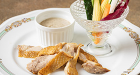 御殿場地鶏のロースト〜清助椎茸のバーニャカウダソースを添えて〜　アスパラ　ヤングコーン　胡瓜　人参　大根　トレビス